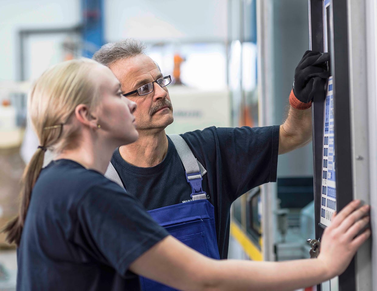 2 Personen beim programmieren einer Maschine